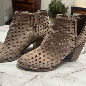 DV by Dolce Vita Beige Perforated Ankle Booties size 9.5 wide